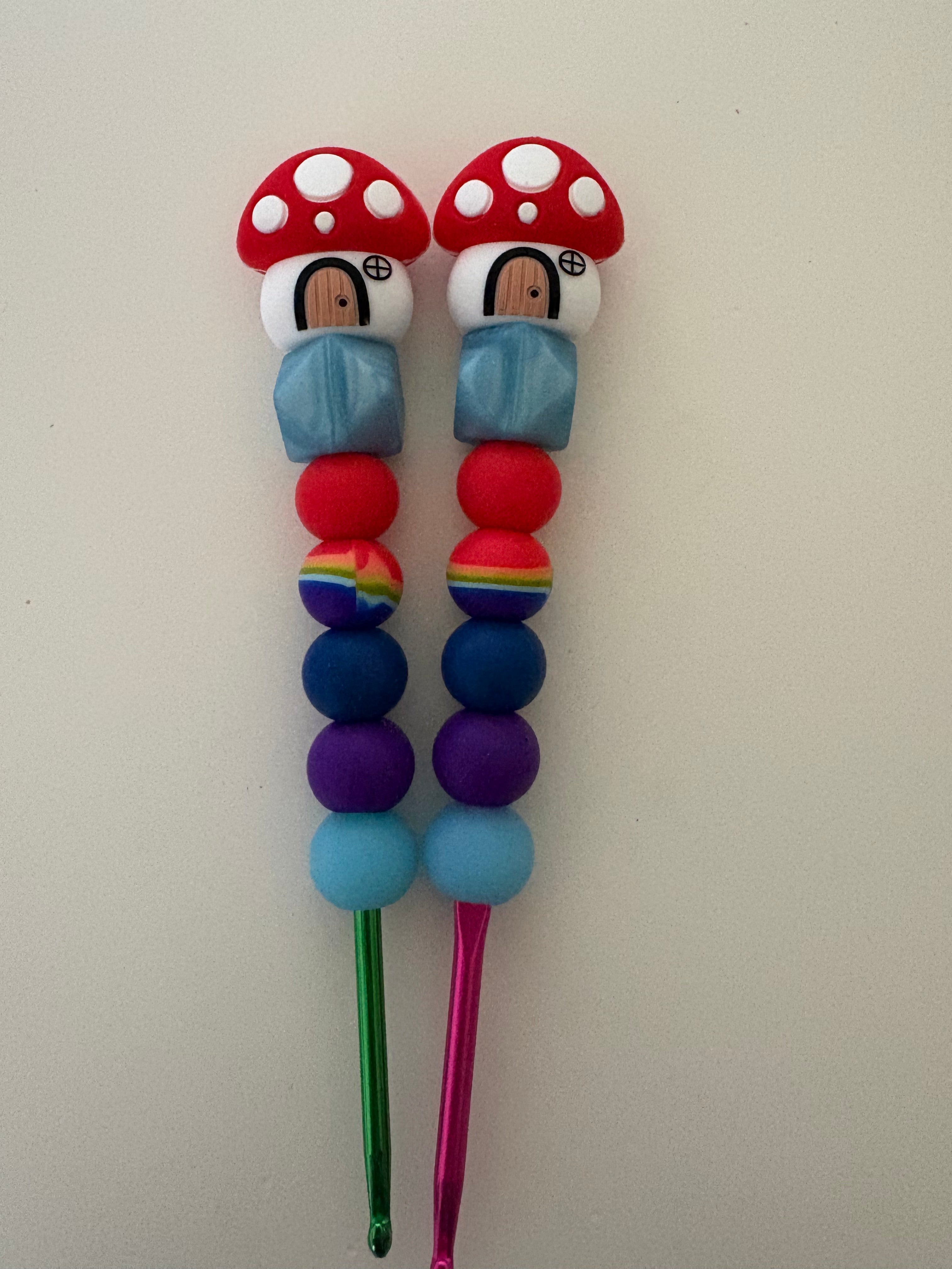 Ergonomic beaded crochet hook Toadstool