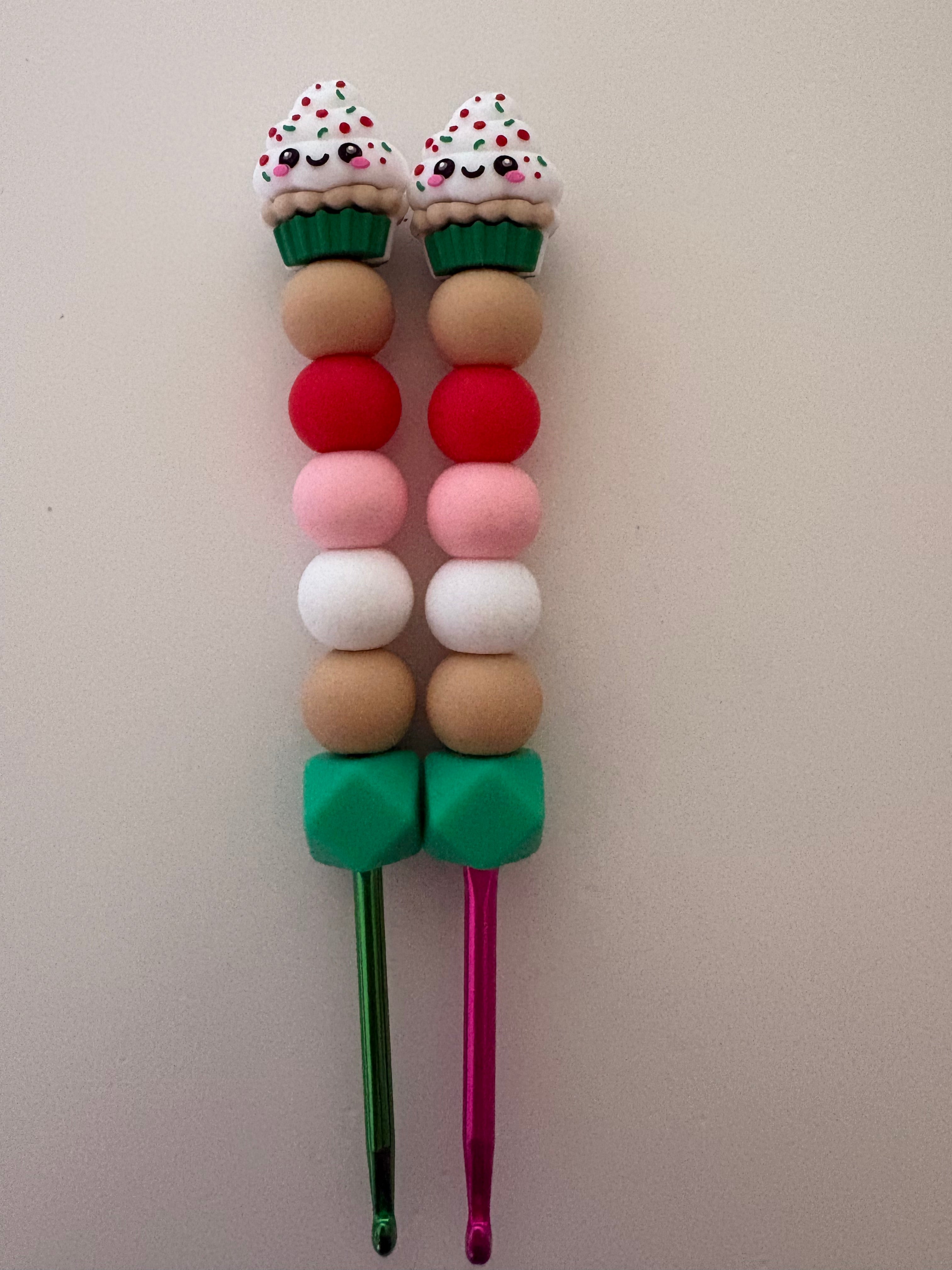 Ergonomic beaded crochet hook cupcake