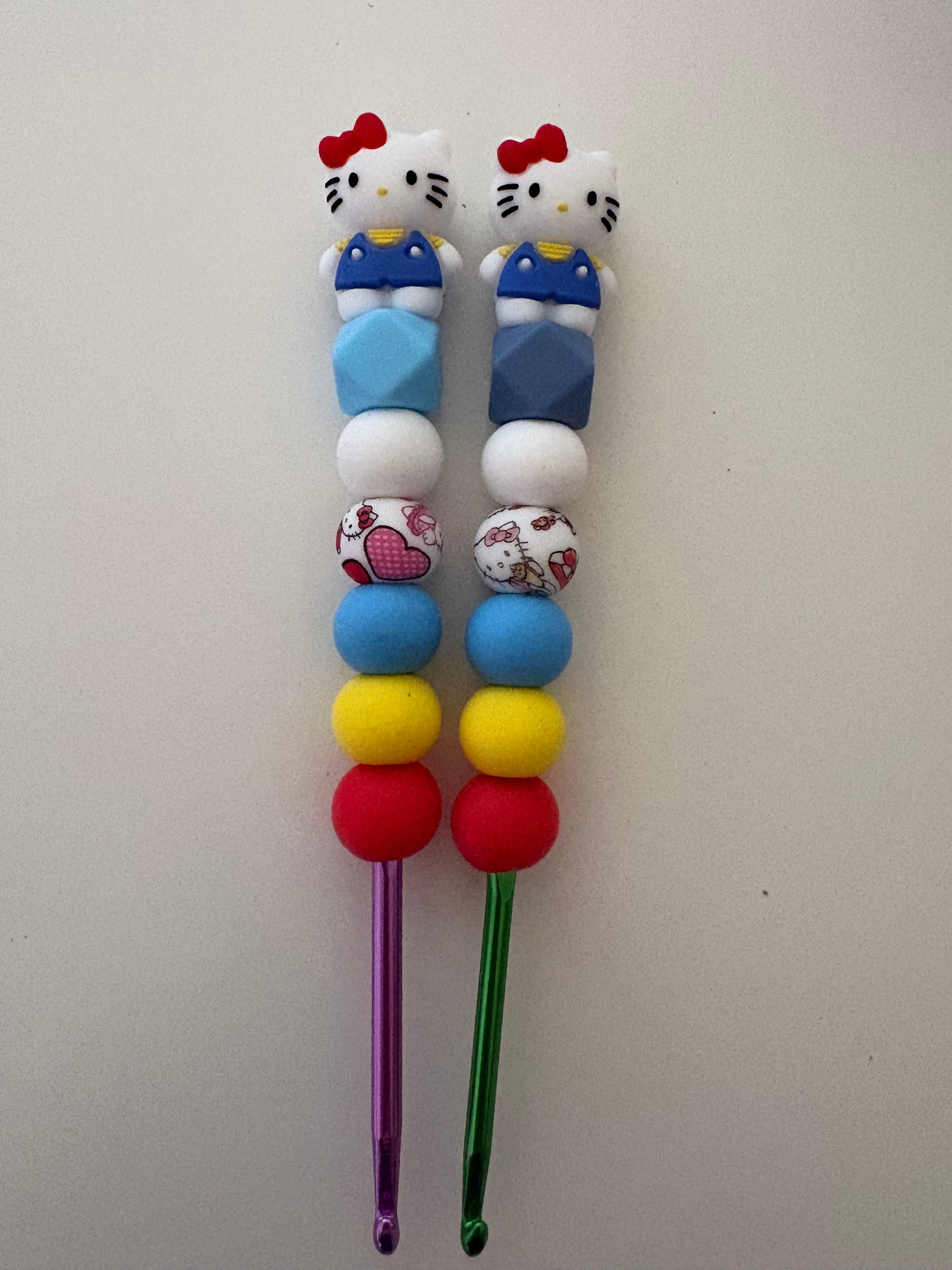 Ergonomic beaded crochet hook standing kitty