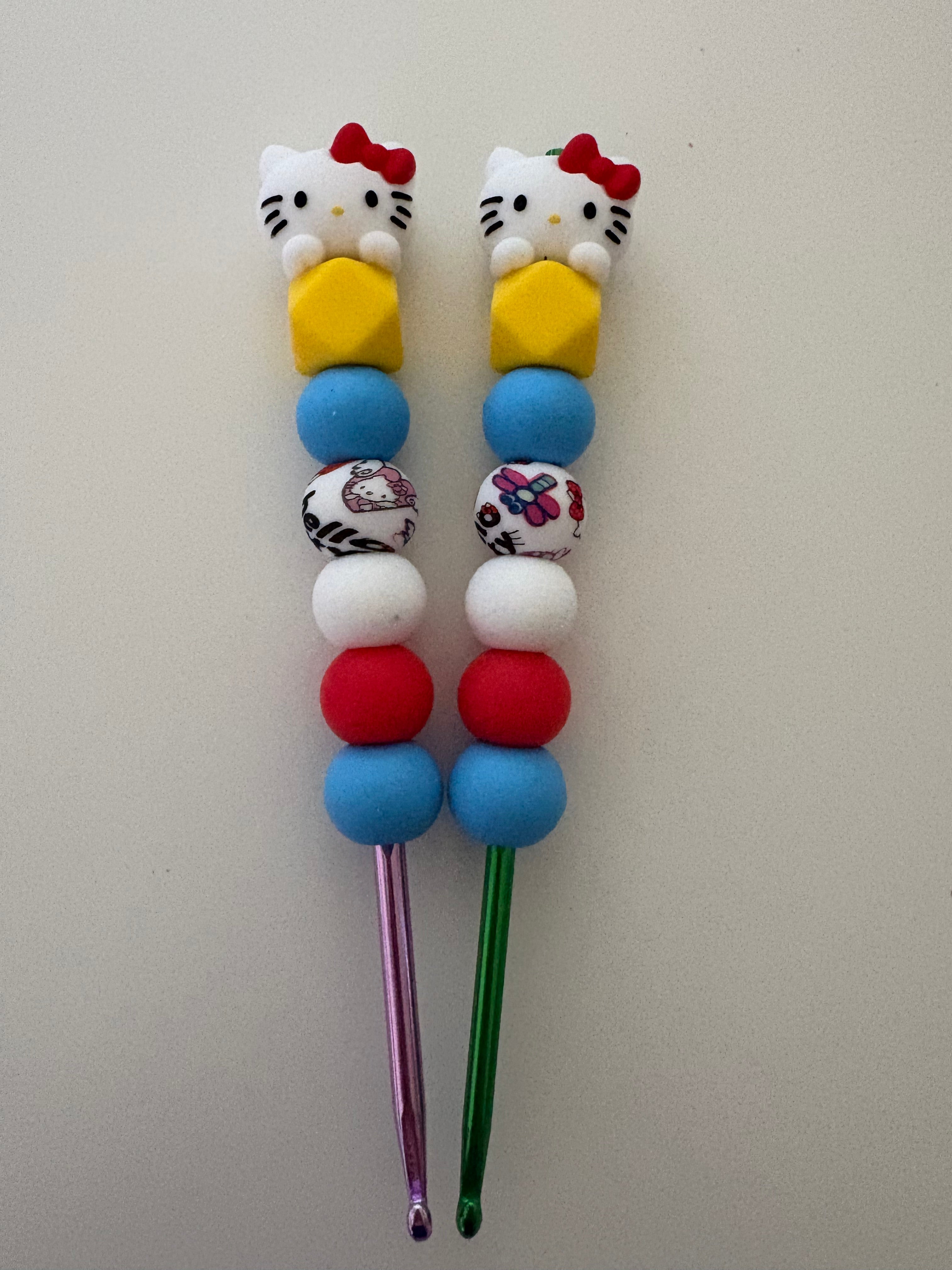 Ergonomic beaded crochet hook kitty